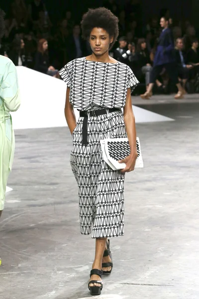 Look 16